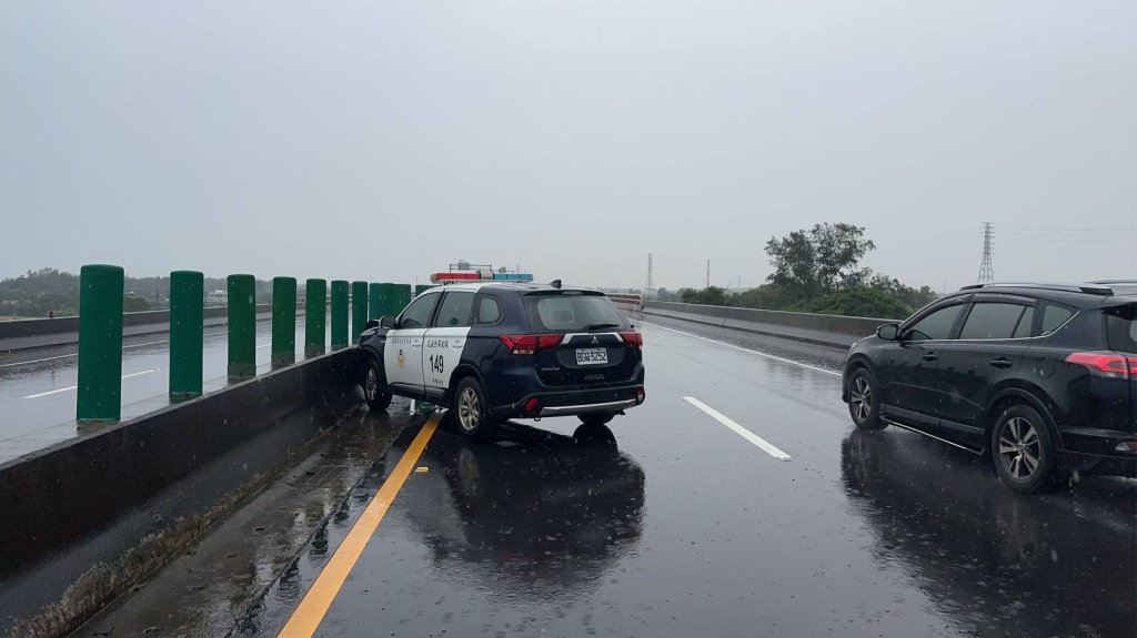 警員處理交通事故出車禍！　天雨路滑巡邏車失控撞分隔島輕傷