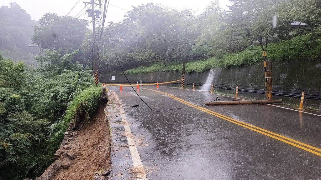 台中豪雨成災！ 　新社區路面沖毀電線桿倒塌