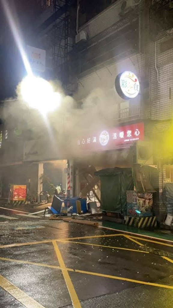 桃園深夜氣爆驚魂!餐廳炸出白煙巨響　男雙腳鮮血直流送醫