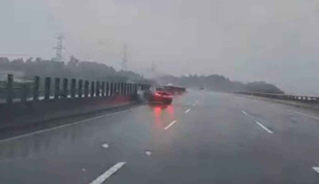 撞擊畫面曝光！　天雨路滑BMW國道3號打水漂撞護欄