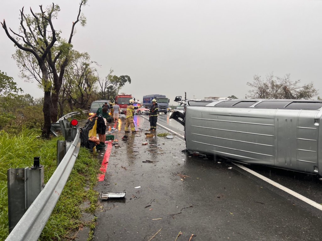 國道3號翻車！ 　8名嘉義忠和國中棒球隊員及教練受傷