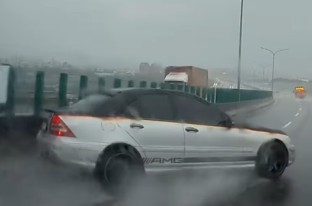撞擊畫面曝光！　天雨路滑台74線自撞護欄險釀追撞