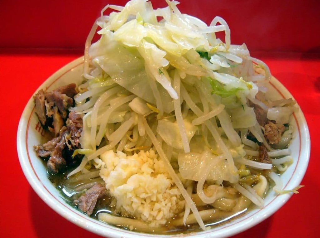 拉麵二郎府中店推「20分鐘吃完」規定遭炎上！YUSHI揭吃一半就被趕經驗引共鳴