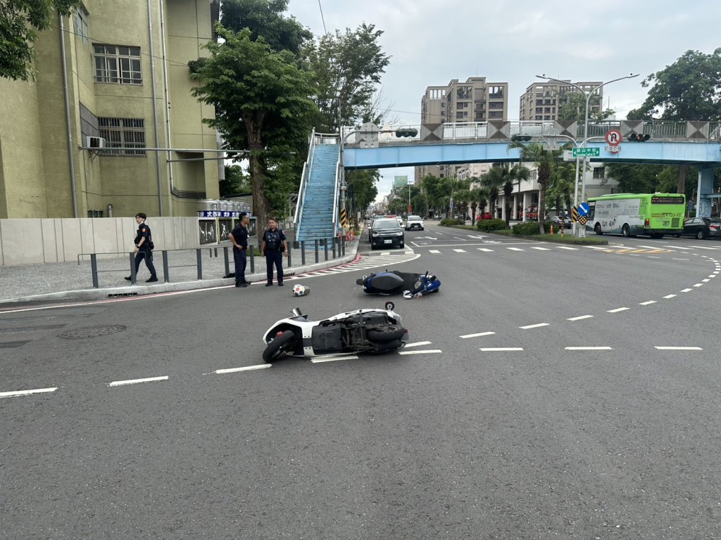 高雄前鎮路口!警員處理車禍途中與女騎士碰撞 雙雙受傷送醫