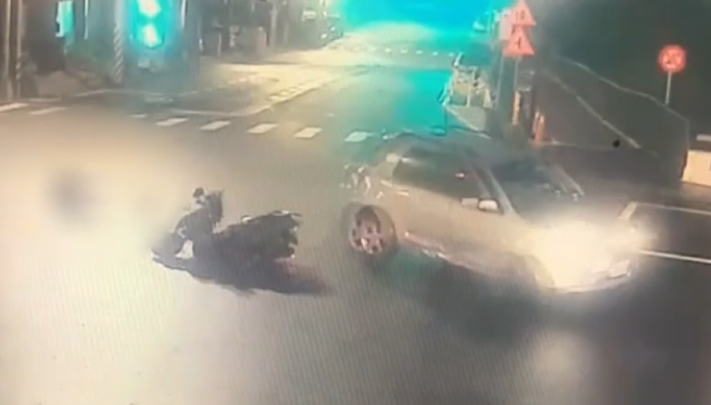 死亡車禍撞擊畫面曝光！清寒打工男無照騎車疑闖紅燈　與自小客車相撞傷重不治