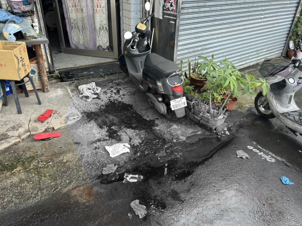 驚悚！台中男子撞破家中大門玻璃　割傷右手臂血流滿地送醫