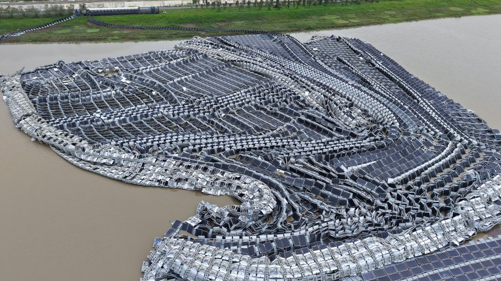 台南義竹太陽能板「連環計」崩潰　根本就像是一尾龍鱗