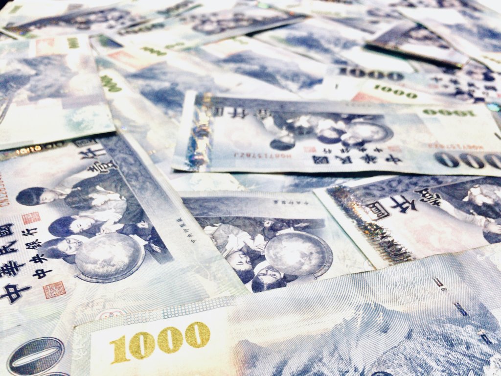1萬元現金確定發！立院三讀通過藍版特別條例　最快10月底前入袋
