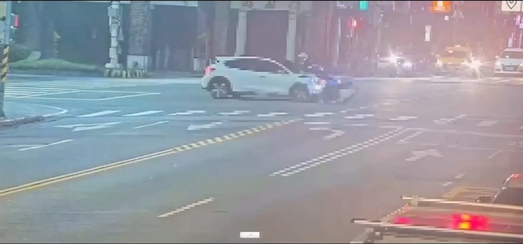 北市中山分局員警鳴笛執勤　遭直行轎車撞飛重傷送醫