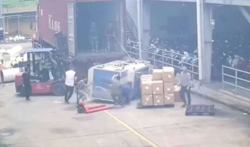 影／工安死亡意外！搬貨櫃內機械設備突翻覆　下方2工人遭砸影片瘋傳