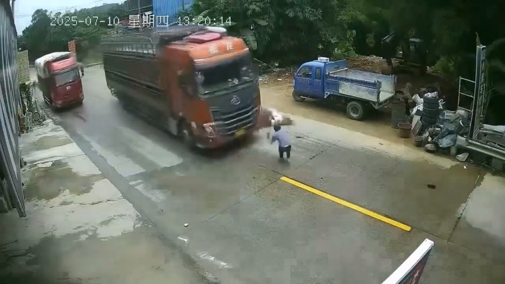 影／男騎士撞前車自摔！起身瞬間被大貨車撞飛數公尺　影片陸網瘋傳