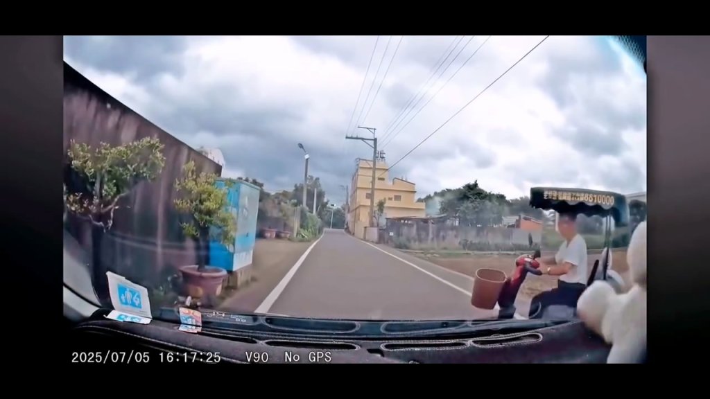 影／騎電動代步車鬼切！阿伯田間小路不看就轉　駕駛嚇到狂按喇叭
