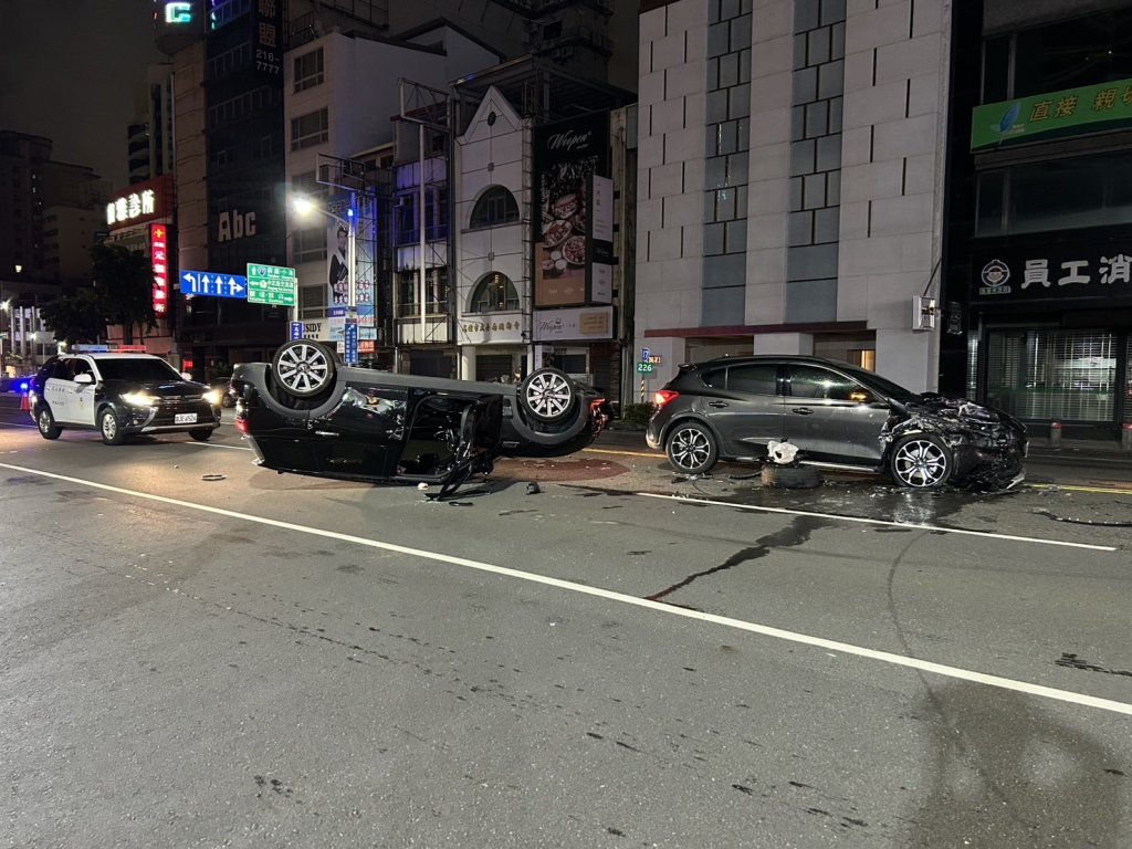 高雄男凌晨逆向撞車「神色超怪」  警眼尖發現他疑毒駕丟毒煙進水溝