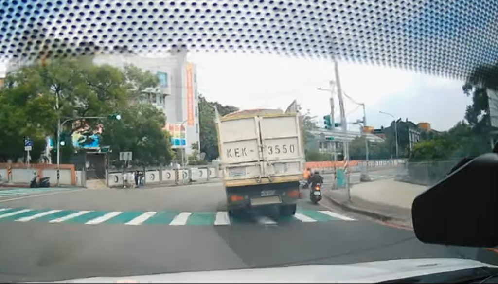 爆料／桃園市府資源回收車路上超速狂飆 民眾怒控：拿民眾生命開玩笑
