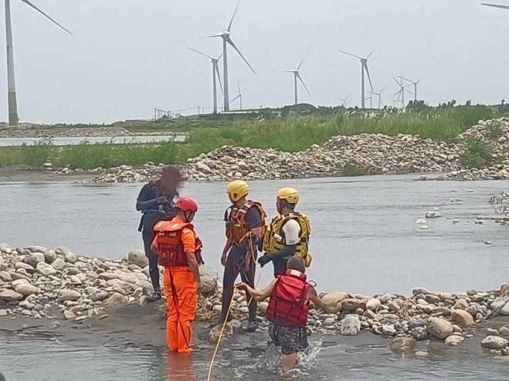 釣魚遇漲潮受困大安溪沙洲！三男驚險獲救　海巡籲下載Go Ocean App掌握海象