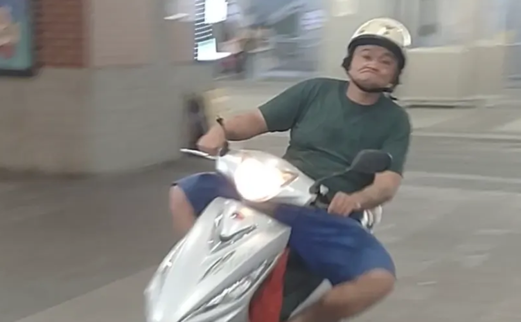 誇張！台中車站商場竟疑有機車企圖「衝撞」行人 網友怒批：好扯！