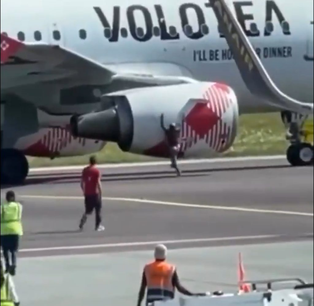 影／驚悚！男闖入米蘭機場「遭飛機引擎吸入」身亡　事發瞬間影片曝光