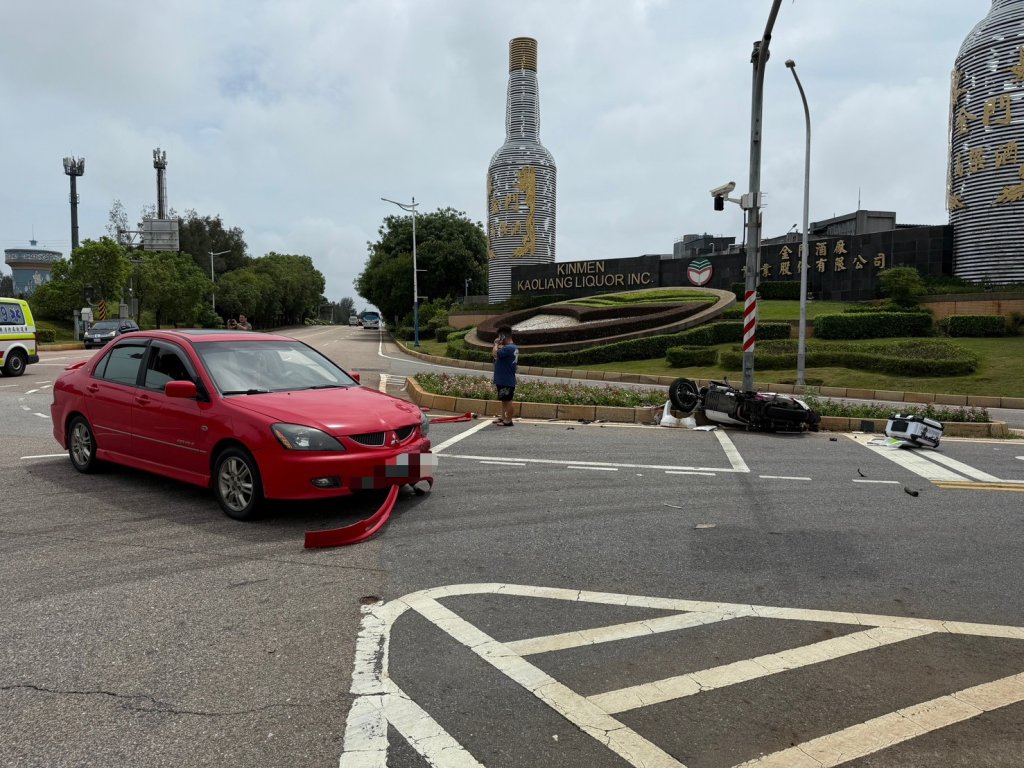 有片／金門汽車左轉撞直行機車！外送員慘遭撞飛　重傷送醫治療