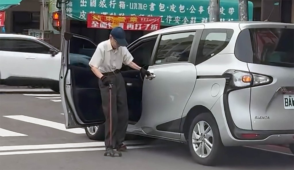 路旁小客車赫見腳步蹣跚阿公下車  網酸「台中交通地獄才有的」