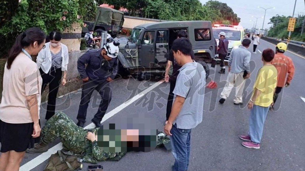 獨／高雄軍車自撞石墩！阿兵哥「驚悚躺地」輪都噴出