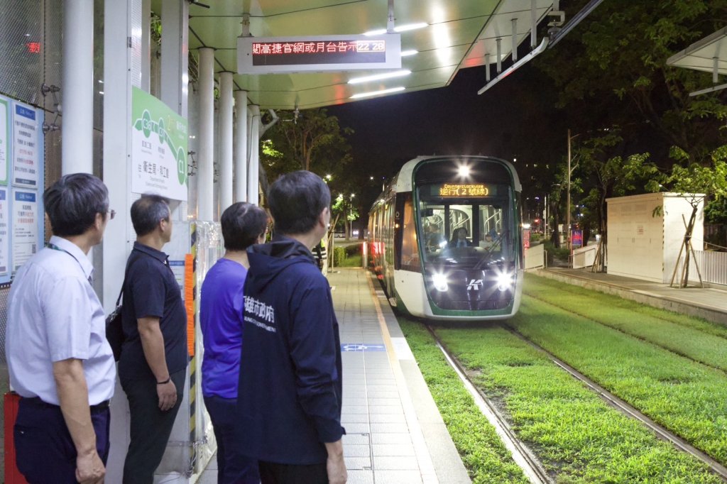 晚歸族福音! 高雄輕軌末班車延至10點半 加開八班