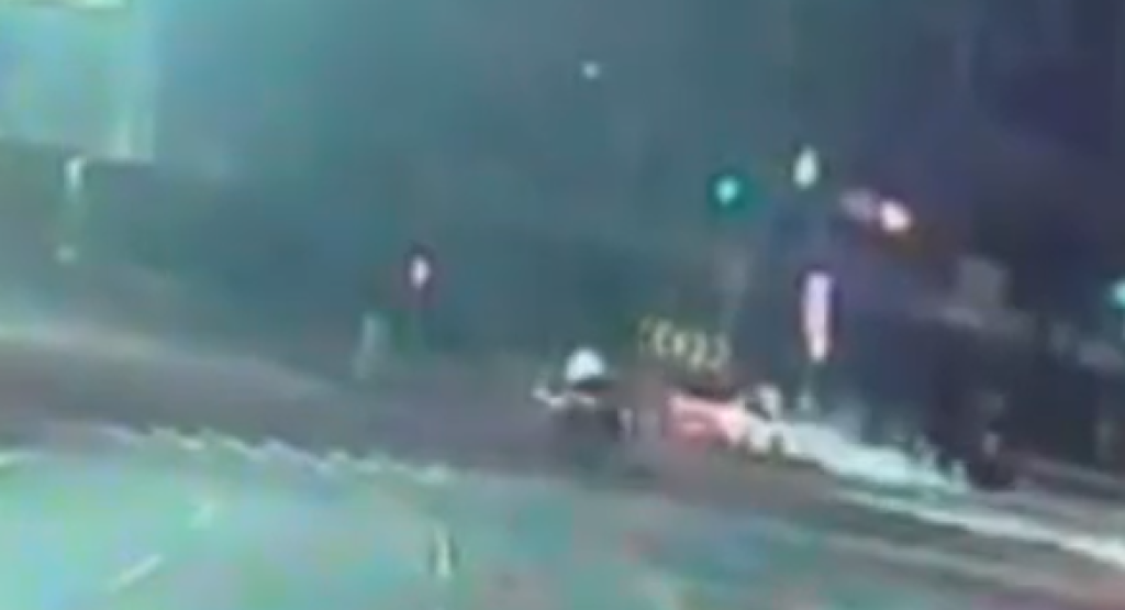 撞擊畫面曝光！台中25歲男開保時捷酒駕闖紅燈　和小黃相撞車頭撞爛釀兩傷