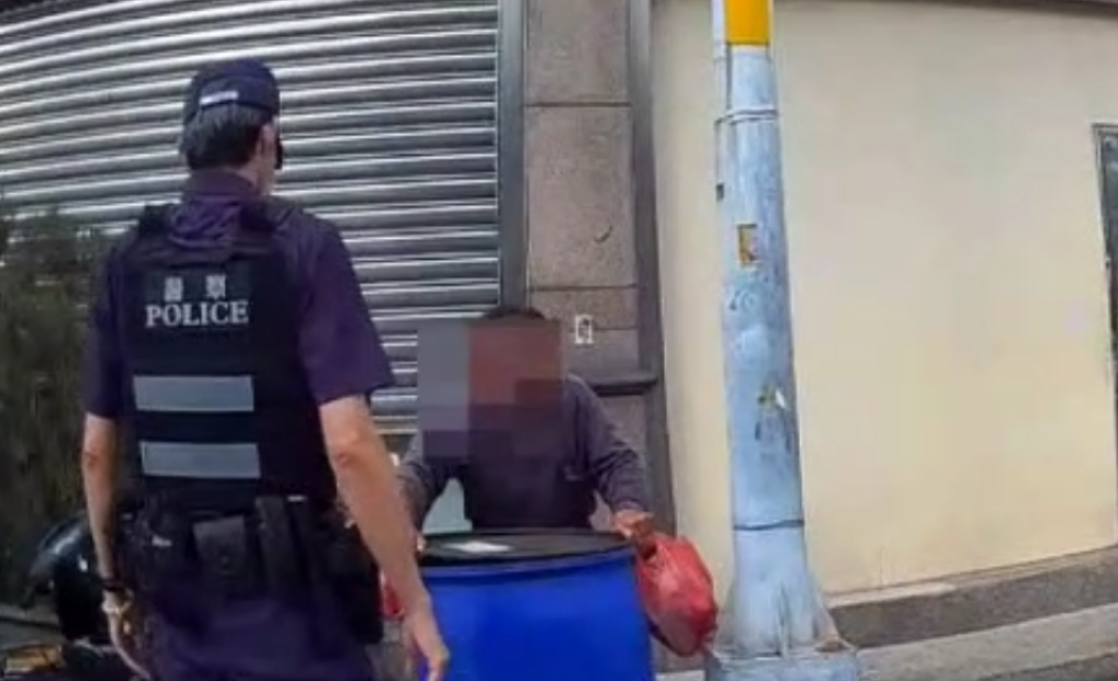 台中員警巡邏驚見遊民路邊吃餿水！　提供熱食果腹連絡社會局安置