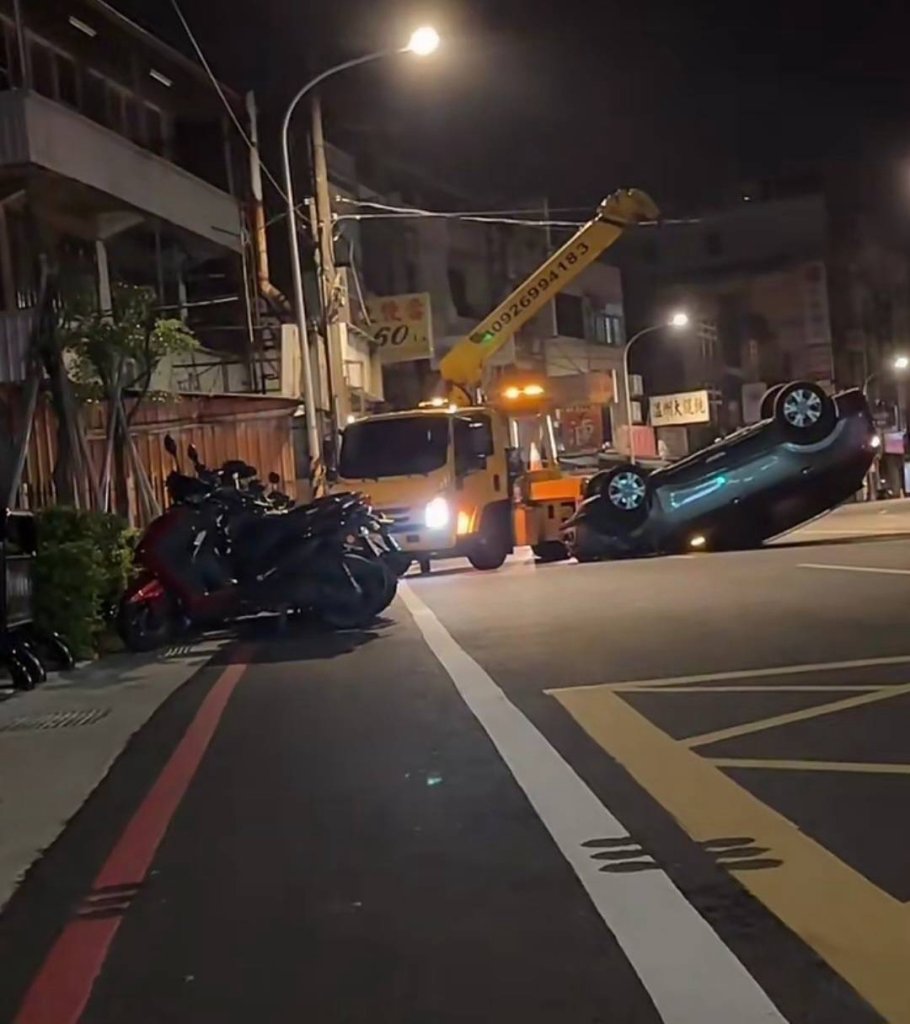 平鎮自撞翻車！　駕駛輕傷