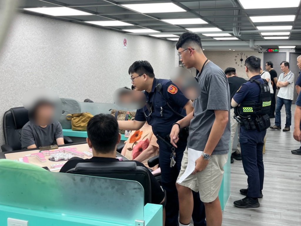 基隆棋牌社暗藏賭場　警方破門逮18人、搜出6萬現金與籌碼