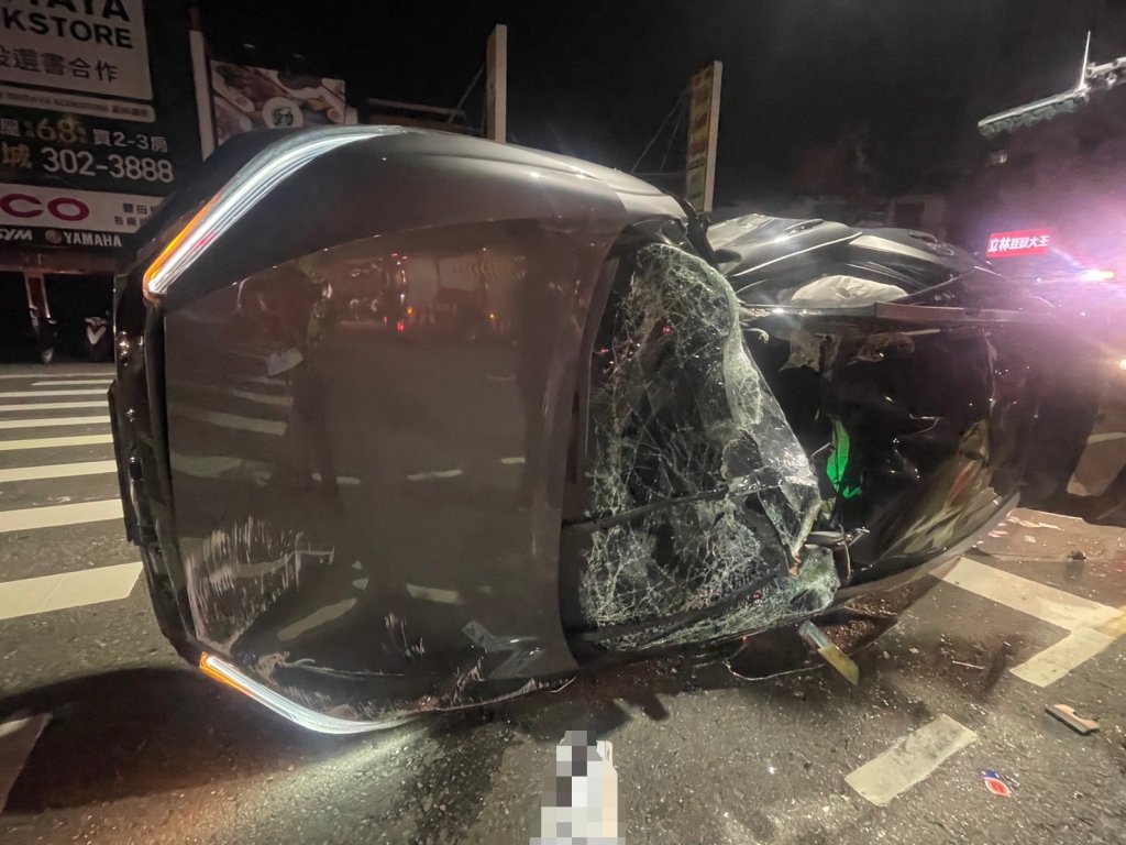 台南永康休旅車疑闖紅燈！猛撞計程車側翻　3人掛彩送醫