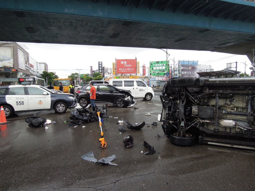 違規左轉釀車禍！　台中北屯3車相撞4人受傷