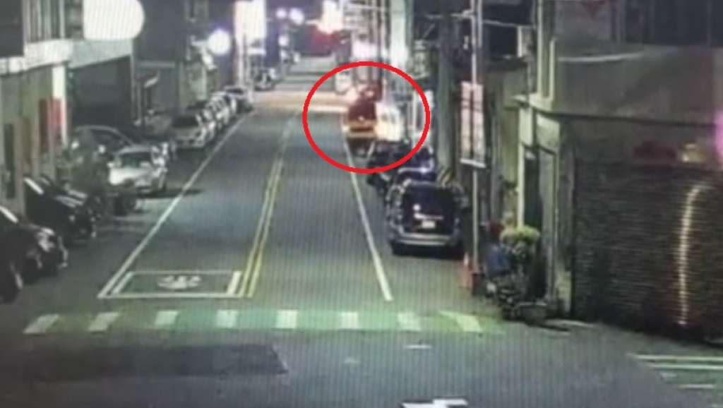 撞擊畫面曝光！苗栗苑裡廂型車暗夜自撞電線桿　駕駛受傷送醫