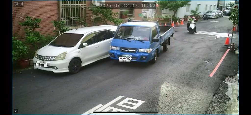 影／沒拉手煞車出事！小貨車前滑「司機慘被夾」　民眾協力搬車救援