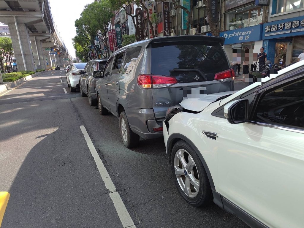 未保持安全車距！新北板橋4車連環追撞　2人受傷送醫