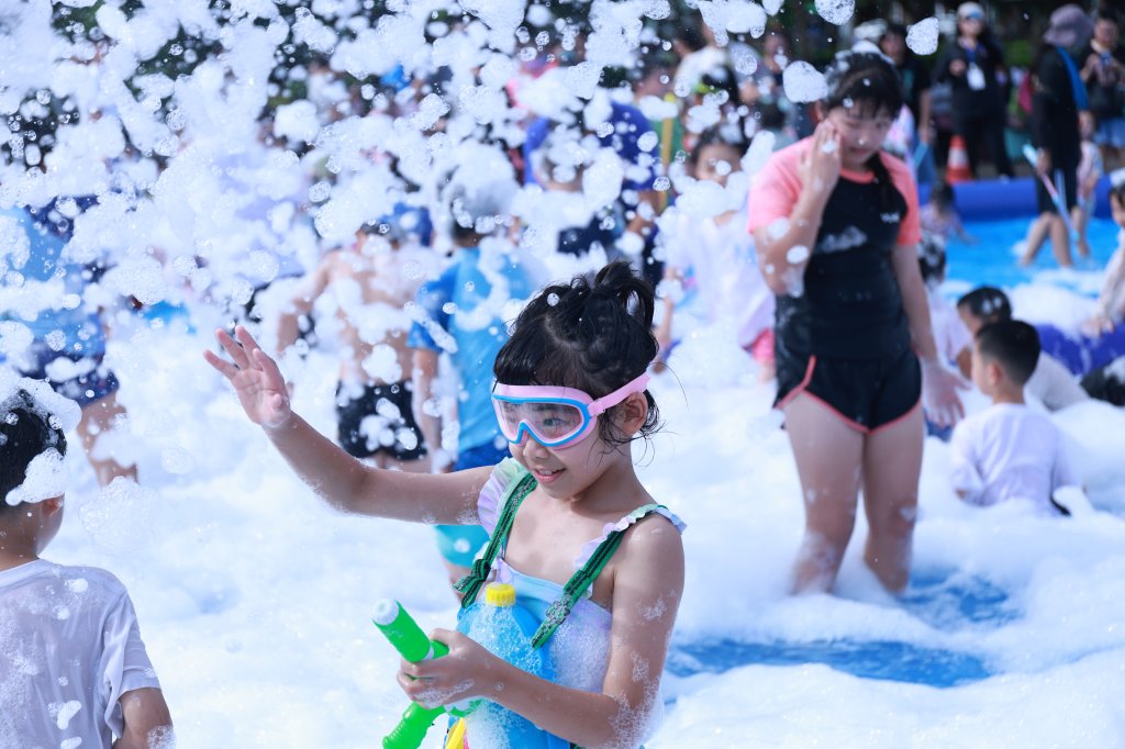 屏東「夏日泡泡趴」熱力登場！千禧公園變身戲水樂園 孩童瘋玩打水仗