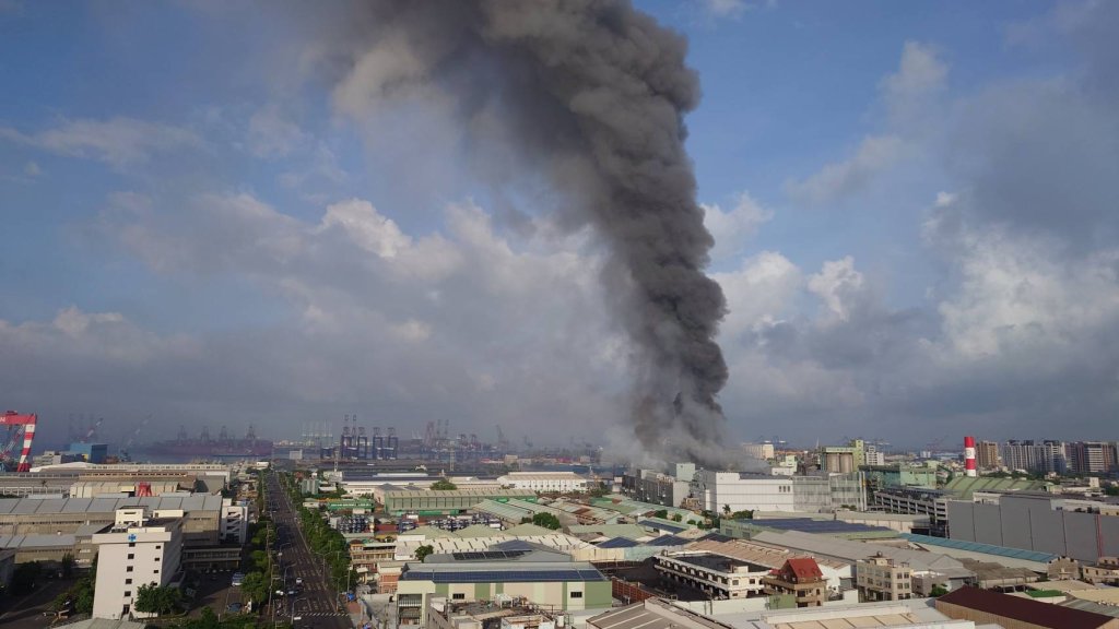 高雄小港鋰電池廠爆炸起火！ 多人受傷送醫