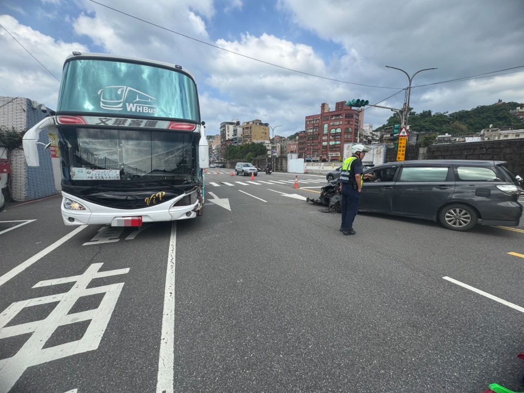 日本旅客搭郵輪前遇車禍！基隆小客逆向猛撞遊覽車釀混亂
