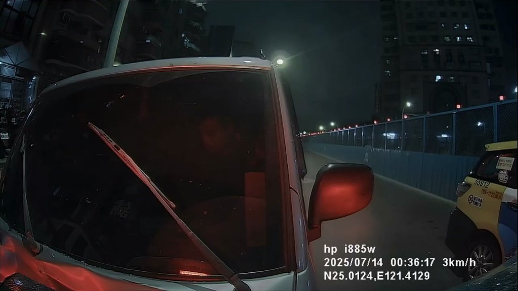 影／停紅燈被後車嚴重推撞！駕駛沒停還踩油門「燒胎冒煙」　苦主：新車放暑假了