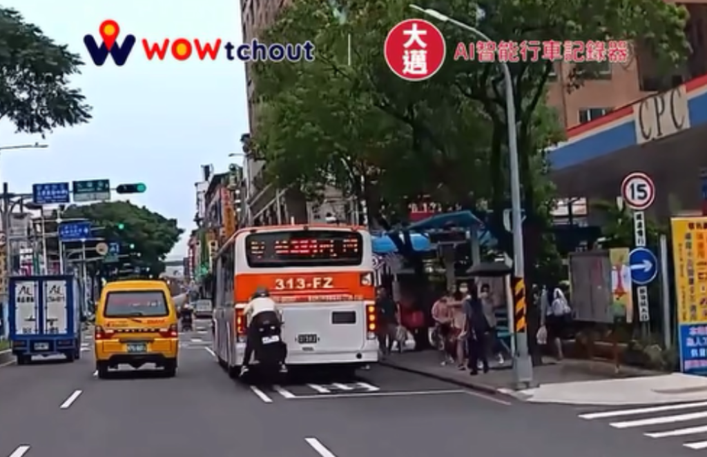 影／板橋機車蛇行「追尾」公車 網友笑：「來都來了，頂一下！」