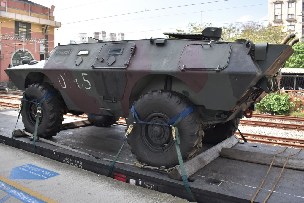 空軍志航基地V150裝甲車演訓翻覆　兩憲兵輕傷送醫