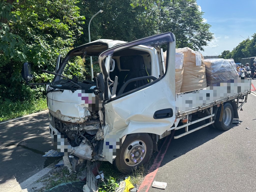 撞擊畫面曝光！新莊堤外道連環追撞波及4車　肇事貨車車頭變形駕駛夾困