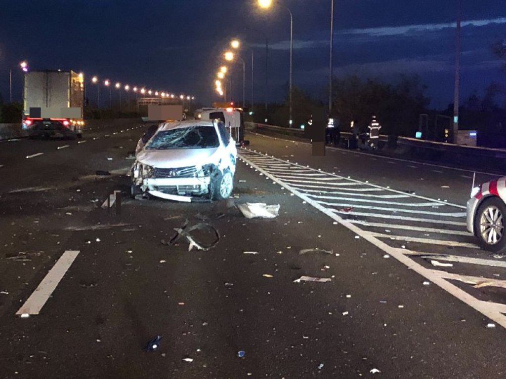 國道1號事故9人受傷！　自小客車自撞護欄再遭廂型車追撞