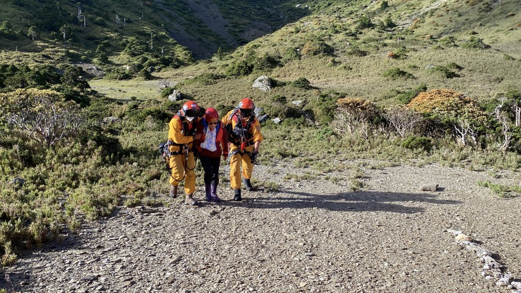 黑鷹直升機緊急出動！南湖山屋女登山客受傷空勤隊即刻救援