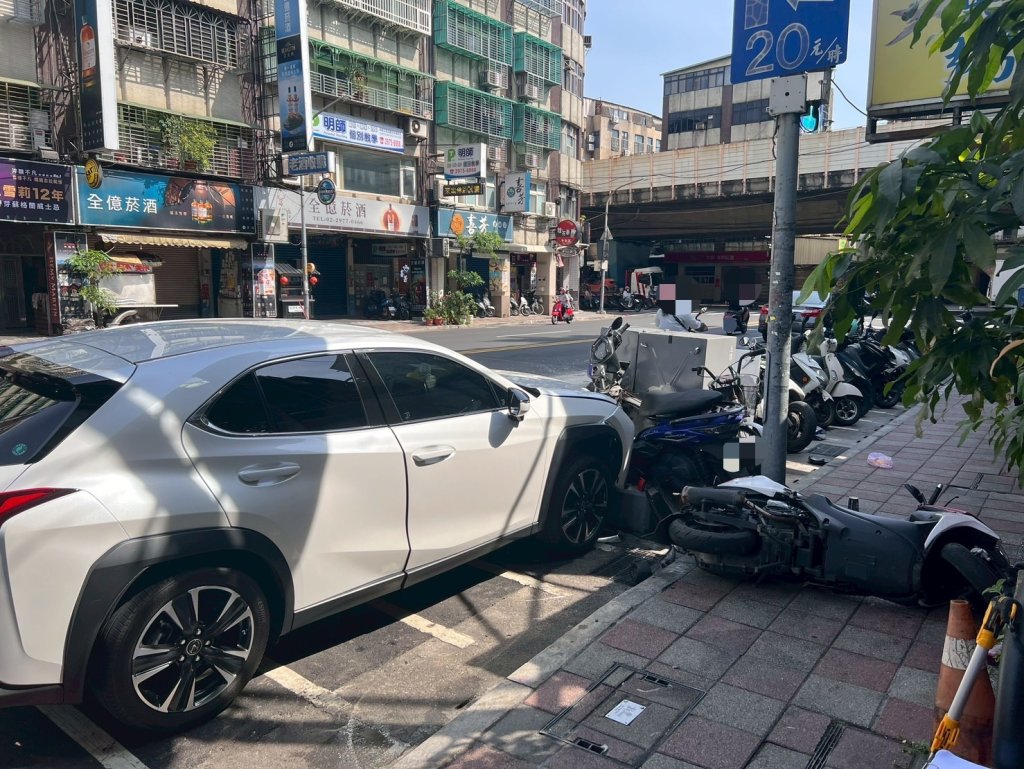不是小動物！三重女開LEXUS恍神撞毀變電箱...害43戶停電4小時