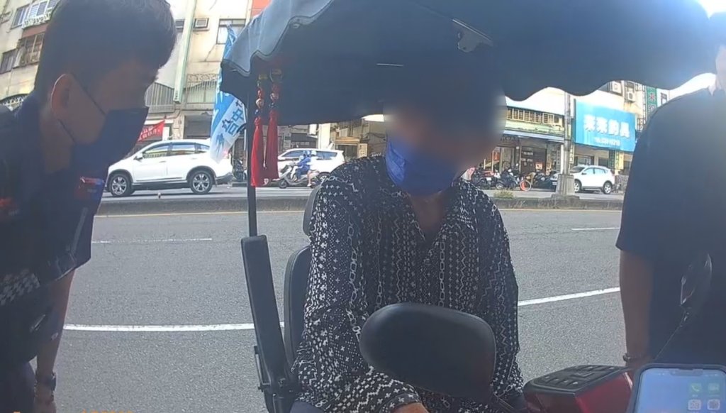 97歲神級爺爺為一鴨出征16公里！騎電動車「遠征」烤鴨名店　車壞路旁奇蹟獲救