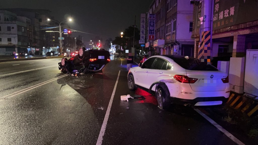 累到不行? 小貨車凌晨自撞翻覆 駕駛打瞌睡釀禍