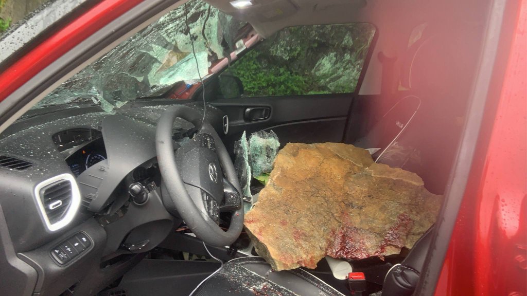 蘇花公路落石砸車！擋風玻璃遭擊穿　駕駛座滿布血跡