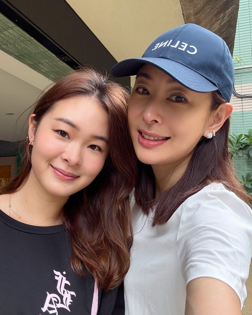 賈永婕陪小羽人生首投！母女合體投票秀民主超吸睛