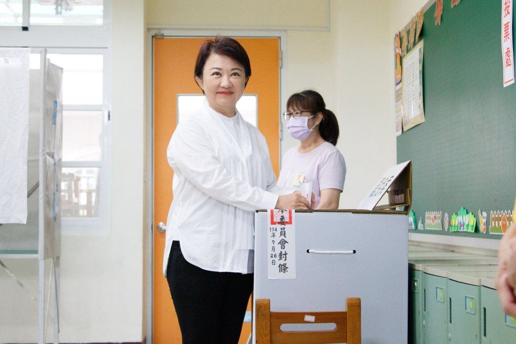 《726罷免》台中罷免三案今登場！盧秀燕現身健行國小投票 