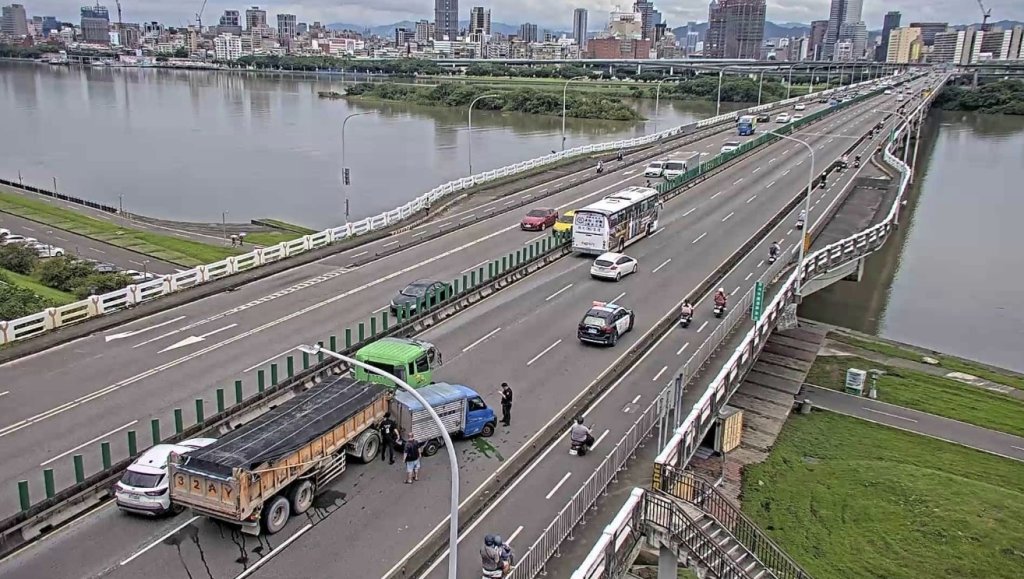 忠孝橋驚見追撞灑油！曳引車撞貨車現場一片混亂 警方緊急封控處理